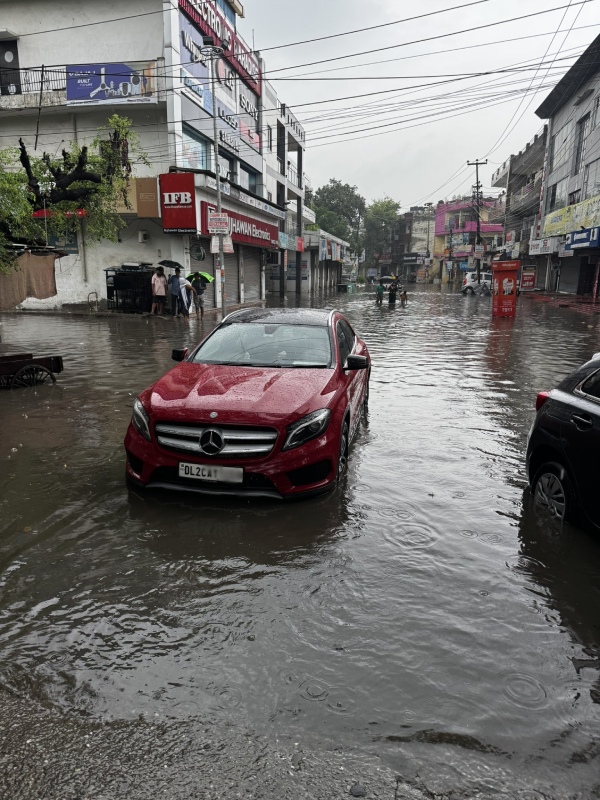 mercedes-benz gla brokedown on waterlogged road