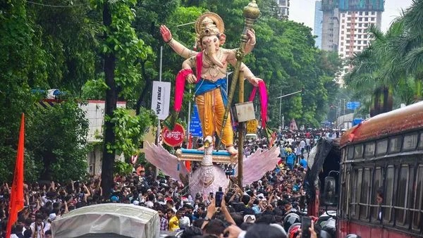 drive a vehicle safely during ganesh chaturthi processions