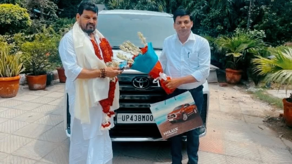 controversial politician bought two luxury cars within one week