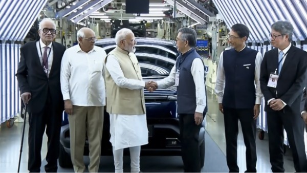 prime minister narendra modi waved the flag