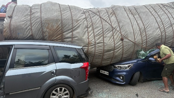 Mahindra XUV 500 Saves Maruti Suzuki Ertiga Mahindra XUV 500 Saves Maruti Suzuki Ertiga