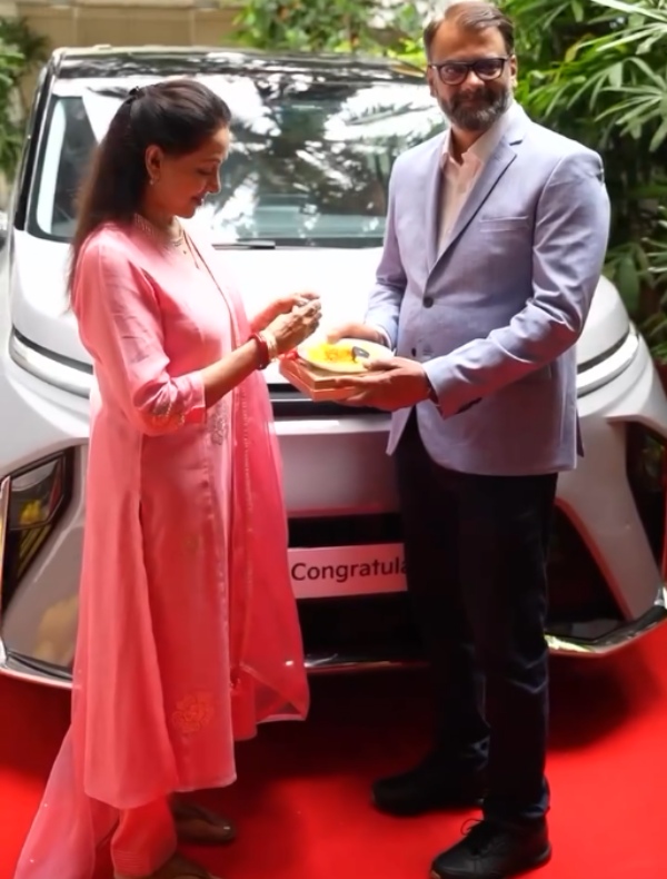 actress hema malini bought mg m9 electric mpv car