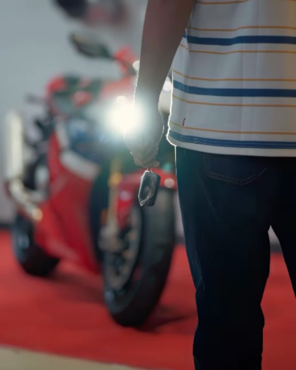 honda cbr 1000rr-r fireblade delivery