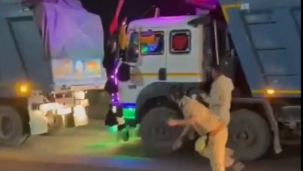 UP Cops Throw Stones At Moving Trucks