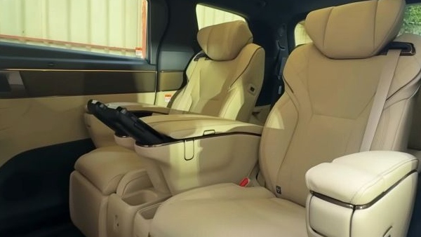 Toyota Vellfire Delivery