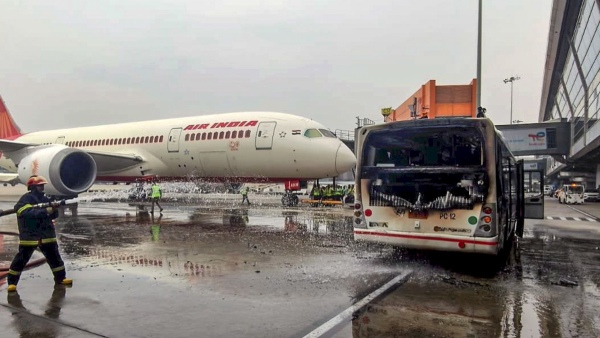 delhi airport bus fire