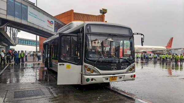 delhi airport bus fire