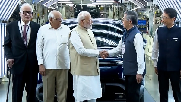 PM Modi With Maruti Suzuki e Vitara