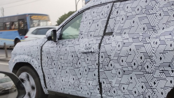 new renault duster suv spotted