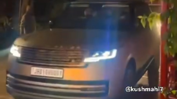 dhoni drove his range rover autobiography lwb car with virat kohli
