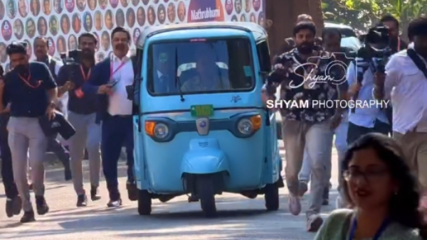 actor mohanlal arrived in electric autorickshaw