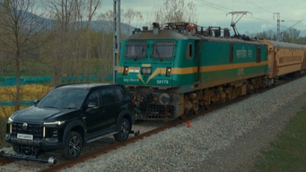 406 Tonne Train Pulled By MG Majestor SUV 406 Tonne Train Pulled By MG Majestor SUV
