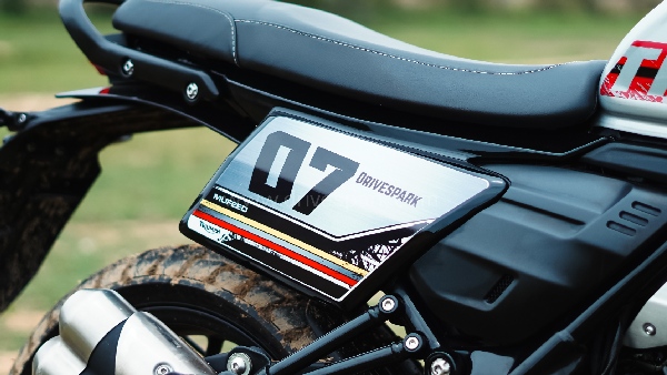 Triumph Tracker 400 Side panel