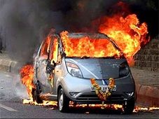 ఢిల్లీలో కాలి బూడిదైన మరో టాటా నానో కారు!