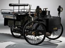 అంచనాలకు మించి ధర పలికిన 1884 వింటేజ్ కార్..