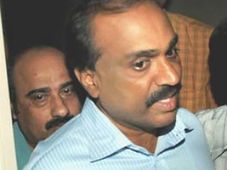 సిబిఐ తవ్వకాల్లో బయటపడిన గాలి లగ్జరీ కార్ కలెక్షన్!