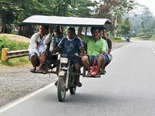 రోడ్డు సెన్సా..? అంటే ఏంటో మాకు తెలియదే..!!