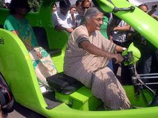 ఢిల్లీలో ఎకో-ఫ్రెండ్లీ రిక్షాలను విడుదల చేసిన గ్రీన్ వీల్స్
