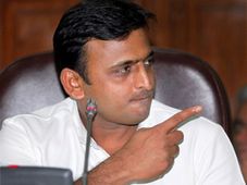 కారును కొనడానికి ప్రజల సొమ్ము వాడుకోండి: అఖిలేష్ యాదవ్