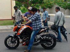 కెటిఎమ్ డ్యూక్ 200 బైక్‌పై పవన్ కళ్యాణ్ పవర్‌ఫుల్ సవారీ