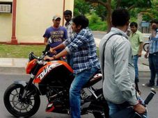 కెమెరామేన్ గంగతో రాంబాబులో కెటిఎమ్ డ్యూక్‌పై పవన్ సవారీ