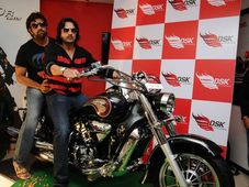 హ్యోసంగ్ ఎస్‌టి7 బైక్‌ను కొనుగోలు చేసిన సుదీప్