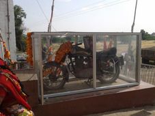 బుల్లెట్ మోటార్‌సైకిల్ కోసం గుడి కట్టిన గ్రామస్తులు