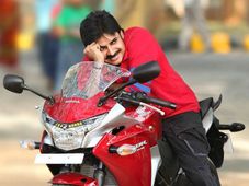 అత్తారింటికి దారేదిలో హోండా సిబిఆర్ 250ఆర్‌పై పవన్ కళ్యాన్