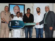 టాటా-సింగం రిటర్న్స్ టీమ్ నుంచి ముంబై పోలీసులకు 2 సుమోలు