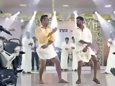 టివీఎస్ యాడ్‌లో పంచెకట్టుతో కనువిందు చేసిన ధోని ప్రభుదేవా