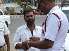 తెలంగాణలో ట్రాఫిక్ నియమాలు ఉల్లంఘిస్తే ఈ వింత శిక్షలు తప్పవు