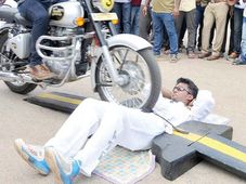 పొట్ట మీద 100 రాయల్ ఎన్ఫీల్డ్ బైకులను పోనిచ్చుకున్న తెలుగు కుర్రోడు