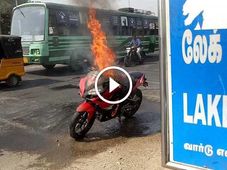 రహదారి మధ్యలో అగ్నికి ఆహుతైపోయిన బజాజ్ పల్సర్ ఆర్ఎస్ 200