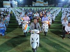 ఉద్యోగులకు ఆక్టివా స్కూటర్లను పంచిపెట్టిన వజ్రాల వ్యాపారి