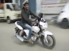 ఎంచక్కా ట్రాఫిక్ పోలీసు టోపీ ధరించి, లాఠీ తీసుకుని బైకుతో ఉడాయించాడు