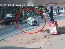 మితిమీరిన వేగంతో బీభత్సం సృష్టించిన కారు