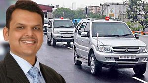 మహారాష్ట్ర సీఎం కారుకు భారీ జరిమానా: ఎందుకో తెలుసా..?