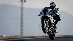 భారతీయ రహదారులపై 271కి.మీ వేగాన్ని అందుకొన్న BMW సూపర్ బైక్ :[వీడియో]