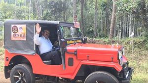 మహీంద్రా జీప్ 50 వ పుట్టినరోజు జరిపిన తండ్రి, కొడుకులు.... నగరంలో స్వీట్లు పంపిణీ