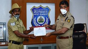 క్యాన్సర్ రోగికి మందులు అందజేయడానికి లాక్‌డౌన్ లో 800 కిలోమీటర్లు ప్రయాణించిన పోలీస్ కానిస్టేబుల్