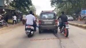రెండు బైకుల సహాయంతో ముందుకెళ్లిన కారు [వీడియో]