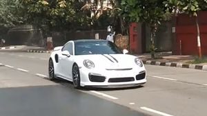 పోర్స్చే 911 టర్బో ఎస్ సూపర్ కార్‌లో వెల్తూ కెమెరాకి చిక్కిన క్రికెట్ గాడ్