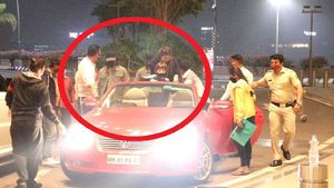 అరుదైన లగ్జరీ కార్‌లో కనిపించిన బాలీవుడ్ బాద్షా 