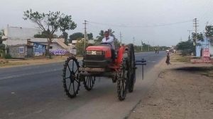 టైర్లు లేని ఈ ట్రాక్టర్, వ్యవసాయానికి బలేగుంది గురూ..!