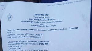 ఔరా.. ఇదేమి సిత్రం.. ట్రక్ డ్రైవర్‌కి హెల్మెట్ లేదని ఫైన్.. ఎక్కడో తెలుసా