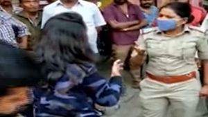 నడి రోడ్డుపై మహిళా స్కూటరిస్ట్ చెంప చెళ్లుమనిపించిన పిఎస్‌ఐ [వీడియో]  