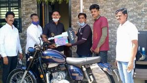 రియల్ హీరో మయూర్ షెల్కేకి జావా బైక్ కాకుండా మరో కార్ గిఫ్ట్.. అదేంటో చూసారా..!