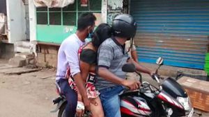 కరోనా కాటుకు బలైపోయిన మహిళను బైక్‌పై తరలించిన హృదయ విషాద గాథ.. ఎక్కడంటే?