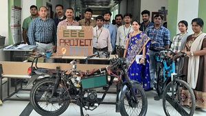 కెఎల్ యూనివర్సిటీ విద్యార్థులు అపురూప సృష్టి; వైర్‌లెస్ ఛార్జింగ్ ఎలక్ట్రిక్ బైక్‌