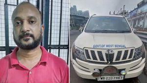 కారుకి సైరన్.. అఫీషియల్ నేమ్ ప్లేట్ కూడా.. ఇదంతా ఒక నకిలీ వ్యక్తి నిర్వాకం.. చివరికి ఏమైందంటే?